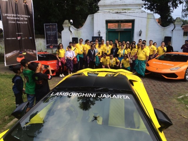 Puluhan Mobil Lamborghini Kunjungi Keraton Kacirebonan