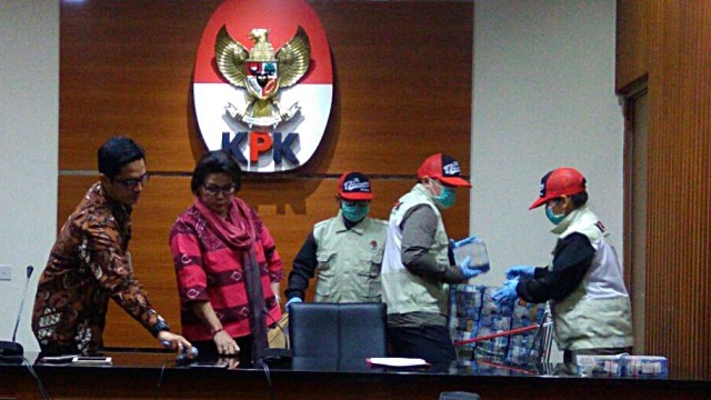 Barang bukti kasus suap walkot Kendari  (Foto: Apriliandika Hendra/kumparan)