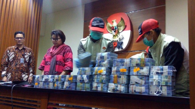 Barang bukti kasus suap walkot Kendari  (Foto: Apriliandika Hendra/kumparan)