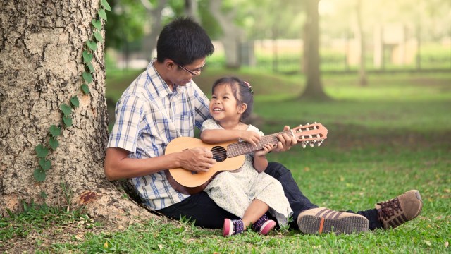 Bermusik bersama anak. (Foto: Thinkstock)