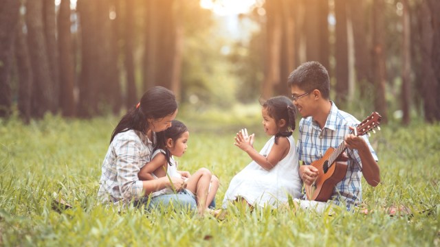 Bermusik bersama anak. (Foto: Thinkstock)