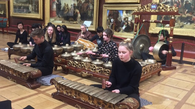 Mahasiswa Inggris main gamelan. (Foto: dok. KBRI London)