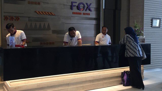 Meja resepsionis Fox Harris Hotel. (Foto: Herlinsa Rasputri/kumparan)