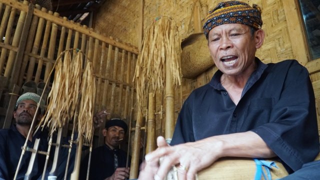 Tradisi Kasepuhan Ciptagelar, Bertahan 'Ngigelan Zaman'