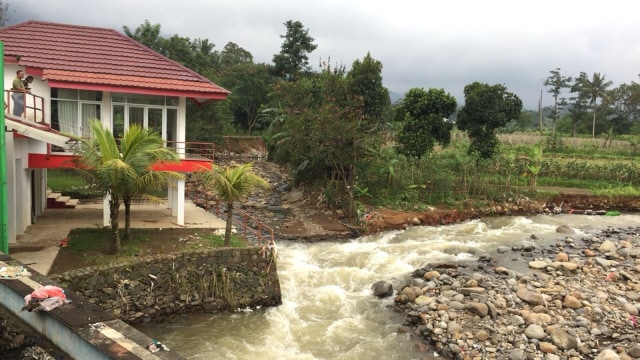 Vila milik Hari Darmawan dan Sungai Ciliwung. (Foto: Andreas Ricky Febrian/kumparan)