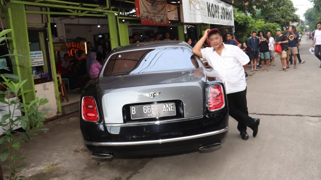 Hotman Paris dan mobil mewahnya. (Foto: Munady Widjaja)