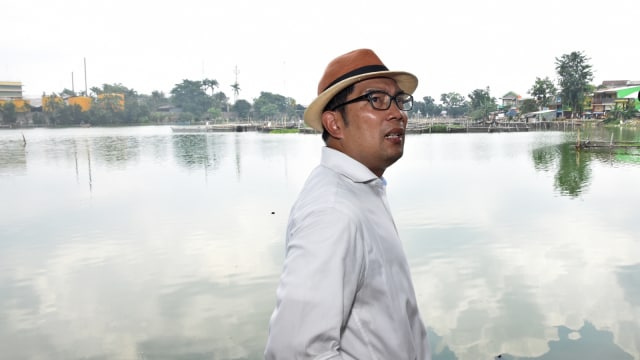 Ridwan Kamil kunjungi Situ Rawa Kalong. (Foto: ANTARA FOTO/Indrianto Eko Suwarso)
