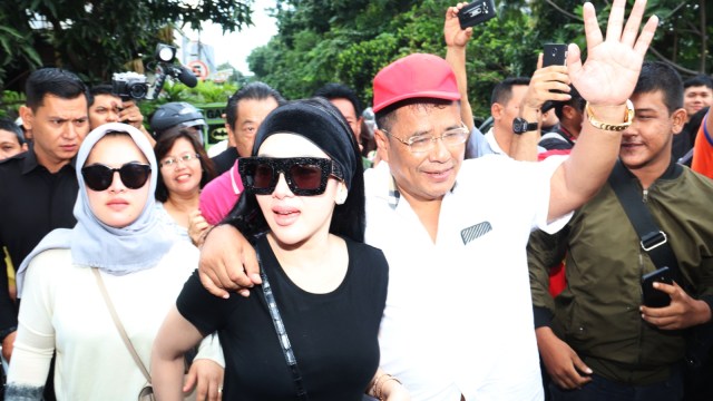 Hotman Paris sambut Syahrini di Kopi Johny. (Foto: Munady Widjaja)