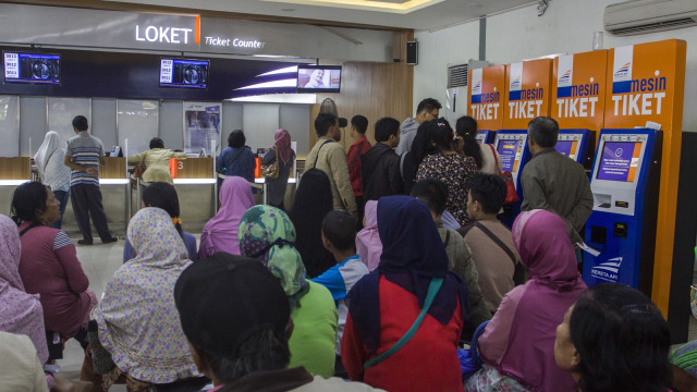 Penjualan tiket Kereta Api angkutan Lebaran Foto:  ANTARA FOTO/Galih Pradipta