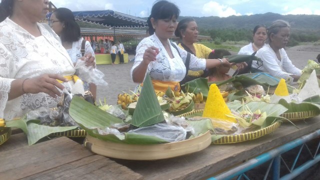 Mengenal 'Banten' yang Dibawa Umat Hindu saat Upacara Melasti