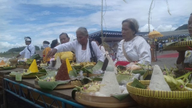 Mengenal 'Banten' yang Dibawa Umat Hindu saat Upacara Melasti (1)