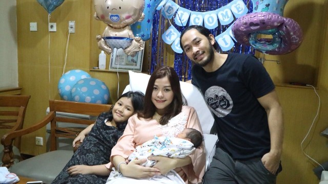 Uki NOAH bersama istri dan anak. (Foto: Regina Kunthi Rosary/kumparan)