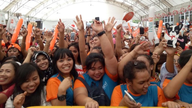 TKI di Singapura bernyanyi bersama Menlu Retno (Foto: Jihad Akbar/kumparan)
