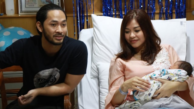 Uki NOAH dan keluarga (Foto: Regina Kunthi Rosary/kumparan)