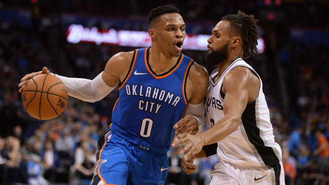 Westbrook (kiri) diadang Patty Mills. (Foto: USA Today via Reuters/Mark D. Smith)