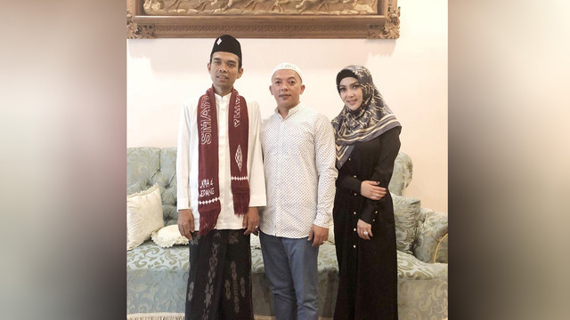 Syahrini bertemu Ustaz Abdul Somad. (Foto: Instagram @princessyahrini)