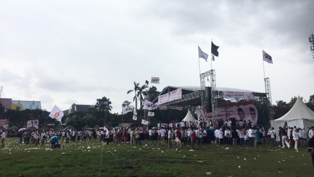 Hujan bubarkan massa di perayaan HUT Gerindra (Foto: Mirsan Simamora/kumparan)