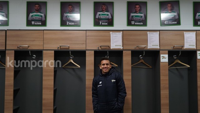 Egy di ruang ganti Lechia Gdansk. (Foto: Cornelius Bintang/kumparan)