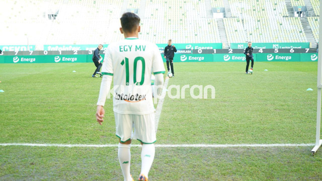 Egy diperkenalkan dan jajal lapangan Gdansk (Foto: Cornelius Bintang/kumparan)