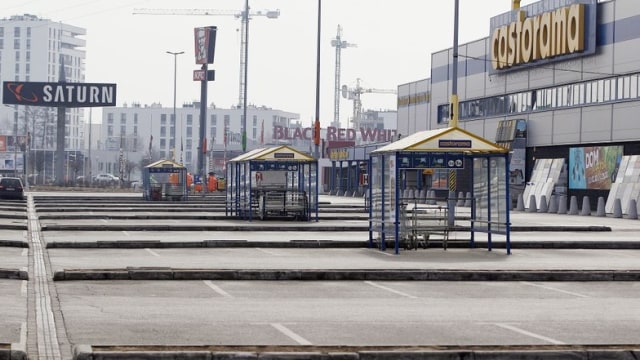 Supermarket Polandia tutup. (Foto: AP Photo/Czarek Sokolowski)