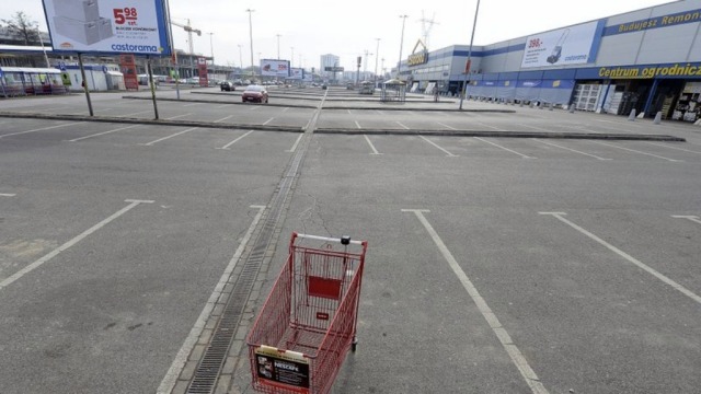 Supermarket Polandia tutup. (Foto: AP Photo/Czarek Sokolowski)