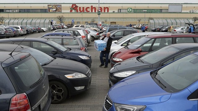 Supermarket Polandia tutup. (Foto: AP Photo/Czarek Sokolowski)
