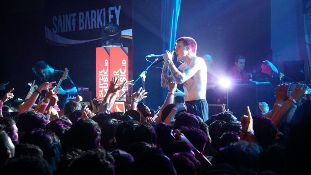 Konser Neck Deep. (Foto: Jamal Ramadhan/kumparan)