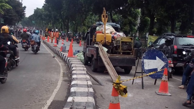 Perbaikan jalan di Tanjung Barat (Foto: Instagram @18arm)