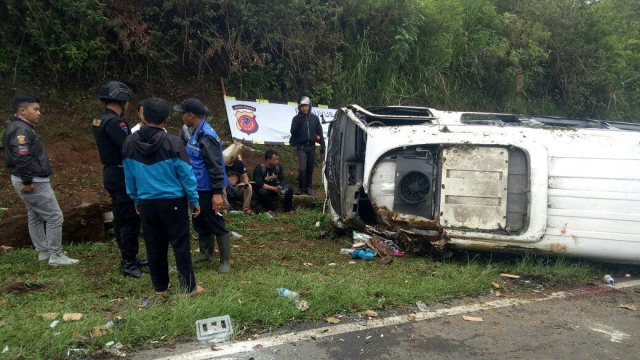 Kecelakaan di tanjakan emen (Foto: dok. Basarnas Bandung)