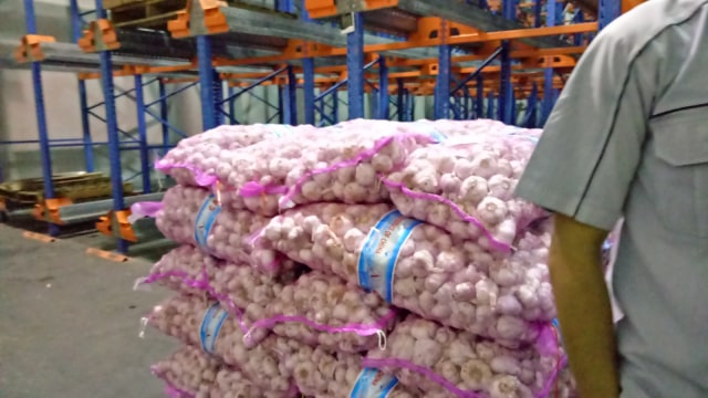 Bawang putih di Pergudangan Distribution Center (Foto: Ela Nurlaela/kumparan)