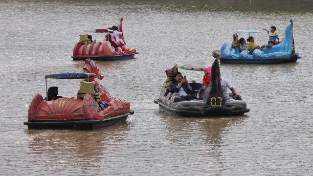 Mengisi waktu sore di Setu Babakan. (Foto: Jamal Ramadhan/kumparan)