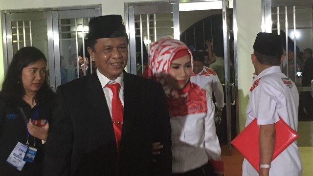 Anton charliyan tiba di lokasi debat  (Foto: Iqbal Lazuardi/kumparan)