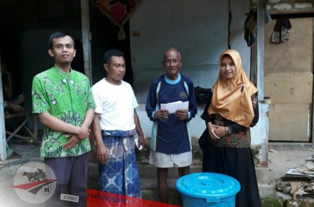 Ketika Aktivis Perempuan Cantik asal Pamekasan Peduli Orang Miskin (1)