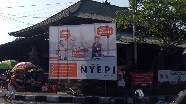 Iklan imbauan tidak selfie saat Nyepi di Denpasar (Foto: Cisilia Agustina Siahaan/kumparan)