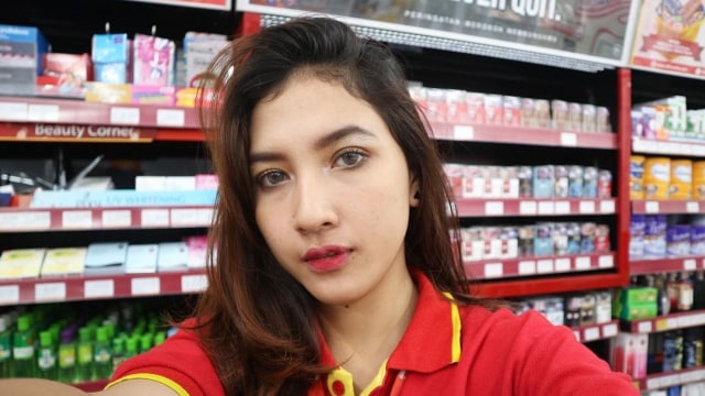 Herlin Novita, pegawai Alfamart  (Foto: Instagram @biila___)