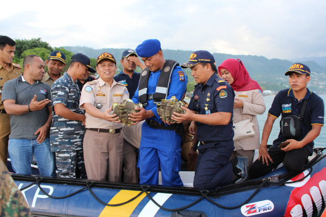 BKIPM LUWUK BANGGAI MELEPASLIARKAN IKAN DAN KERANG DILINDUNGI (1)