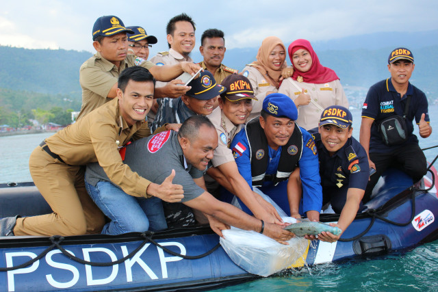 BKIPM LUWUK BANGGAI MELEPASLIARKAN IKAN DAN KERANG DILINDUNGI