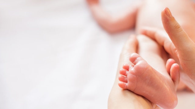 Mengusap kaki bayi.  (Foto: Thinkstock)