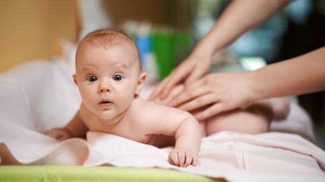 Gosok punggung bayi (Foto: Thinkstock)