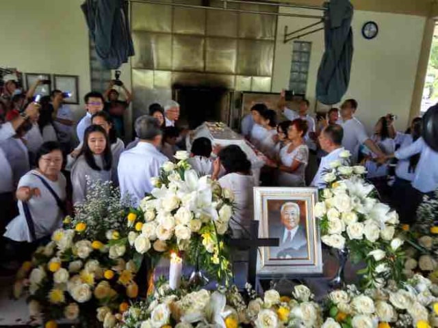 Hujan Air Mata Warnai Kremasi Pendiri Matahari Store Hari Darmawan