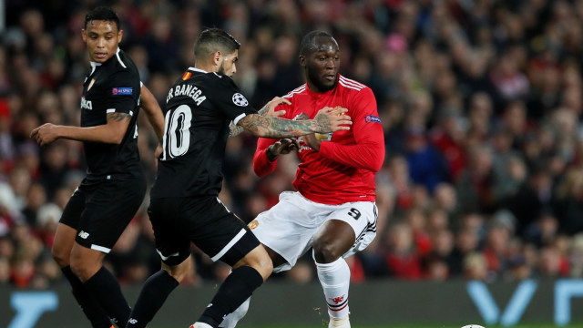 Banega mengadang Lukaku. (Foto: Reuters/Jason Cairnduff)