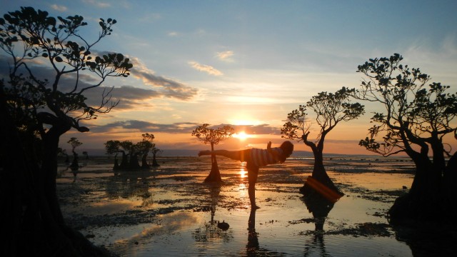 Wisatawan di Pantai Walakiri (Foto: Flickr/Zulfikar Aleksandri)