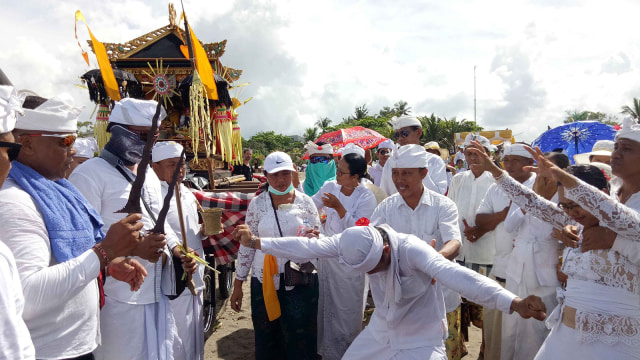 Ritual Melasti di Kerobokan, Badung (Foto: Cisilia Agustina Siahaan/kumparan)
