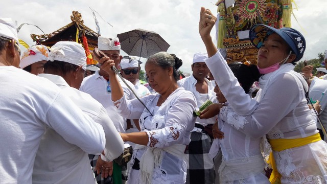 Ritual Melasti di Kerobokan, Badung (Foto: Cisilia Agustina Siahaan/kumparan)