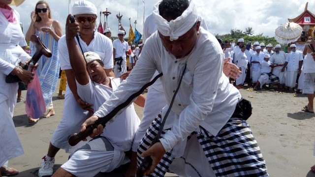 Ritual Melasti di Kerobokan, Badung (Foto: Cisilia Agustina Siahaan/kumparan)