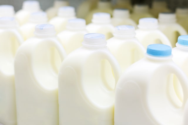 Menyimpan susu di dalam botol plastik (Foto: Thinkstock)
