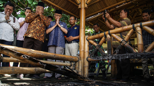 Buya Syafii Maarif melihat musala yang dibakar (Foto:  ANTARA FOTO/Hendra Nurdiyansyah)
