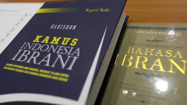 Kamus bahasa Ibrani oleh Sapri Sale (Foto: Satrio Rifqi Firmansyah/kumparan)