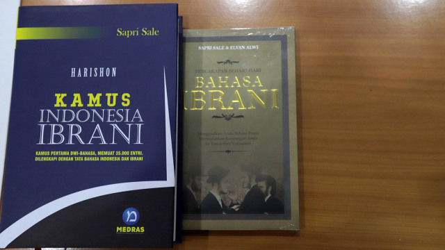 Kamus bahasa Ibrani oleh Sapri Sale (Foto: Satrio Rifqi Firmansyah/kumparan)