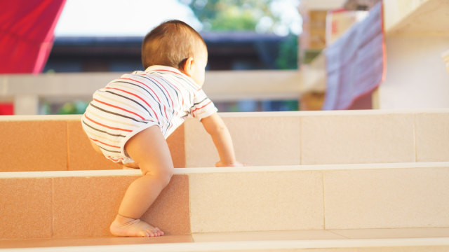 Ilustrasi Bayi Memanjat (Foto: Shutterstock)